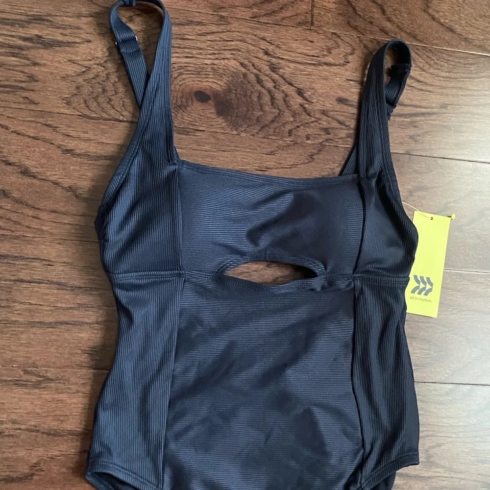 NWT All In Motion Medium - Picture 2 of 5